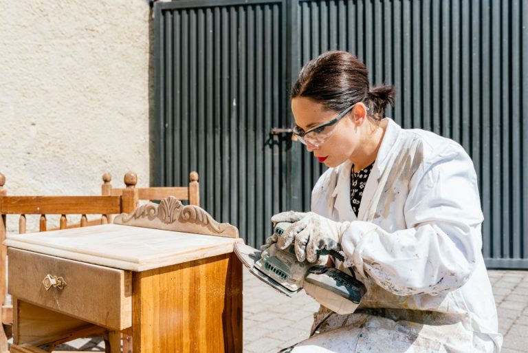Wer kann kaputte Holzmöbel in Berlin reparieren?