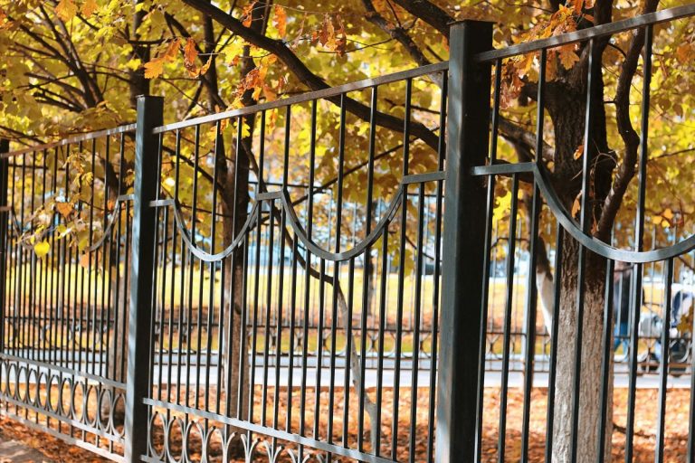 Pflegeleichte Eleganz: Warum Metallzäune eine langfristige Investition sind