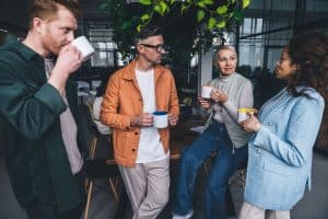 Kaffeepause am Arbeitsplatz genießen