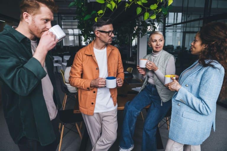 Kaffeepause am Arbeitsplatz genießen